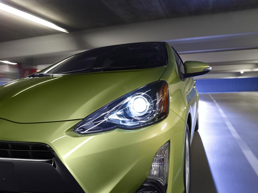  Toyota Prius c 2015 года  (фото 6 из 12)